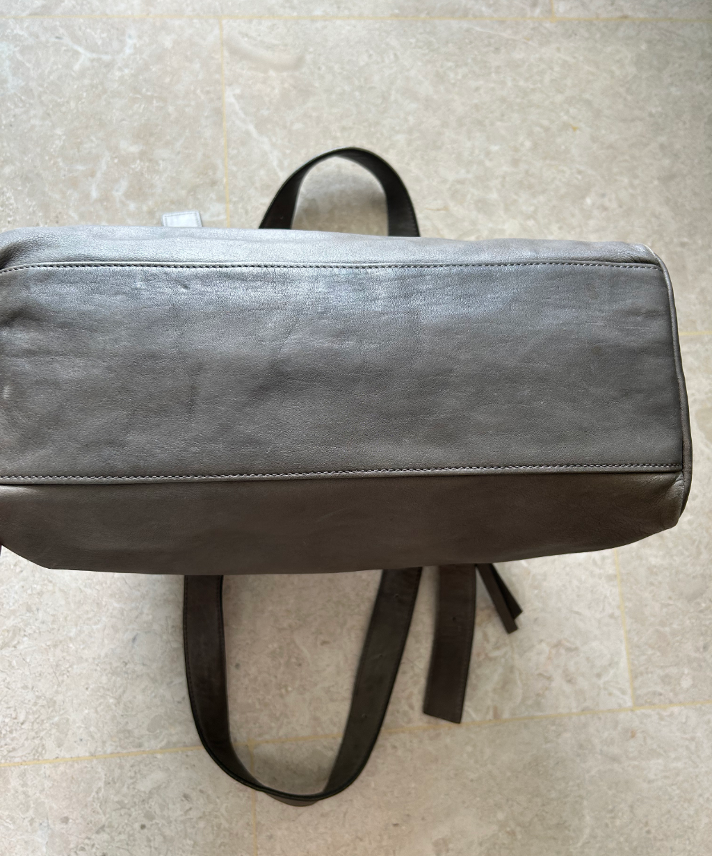 Kawa-Kawa Kiss Lock Clasp Grey Shoulder Bag