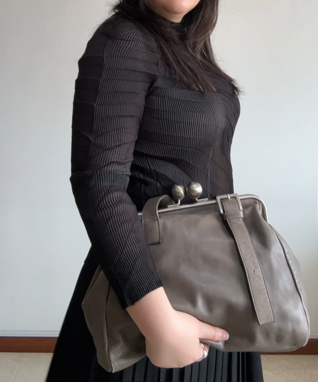 Kawa-Kawa Kiss Lock Clasp Grey Shoulder Bag