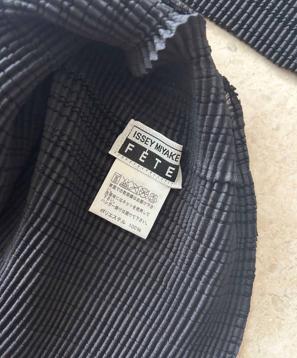 Issey Miyake Fete wide neck / off shoulder 2-way textured pleated