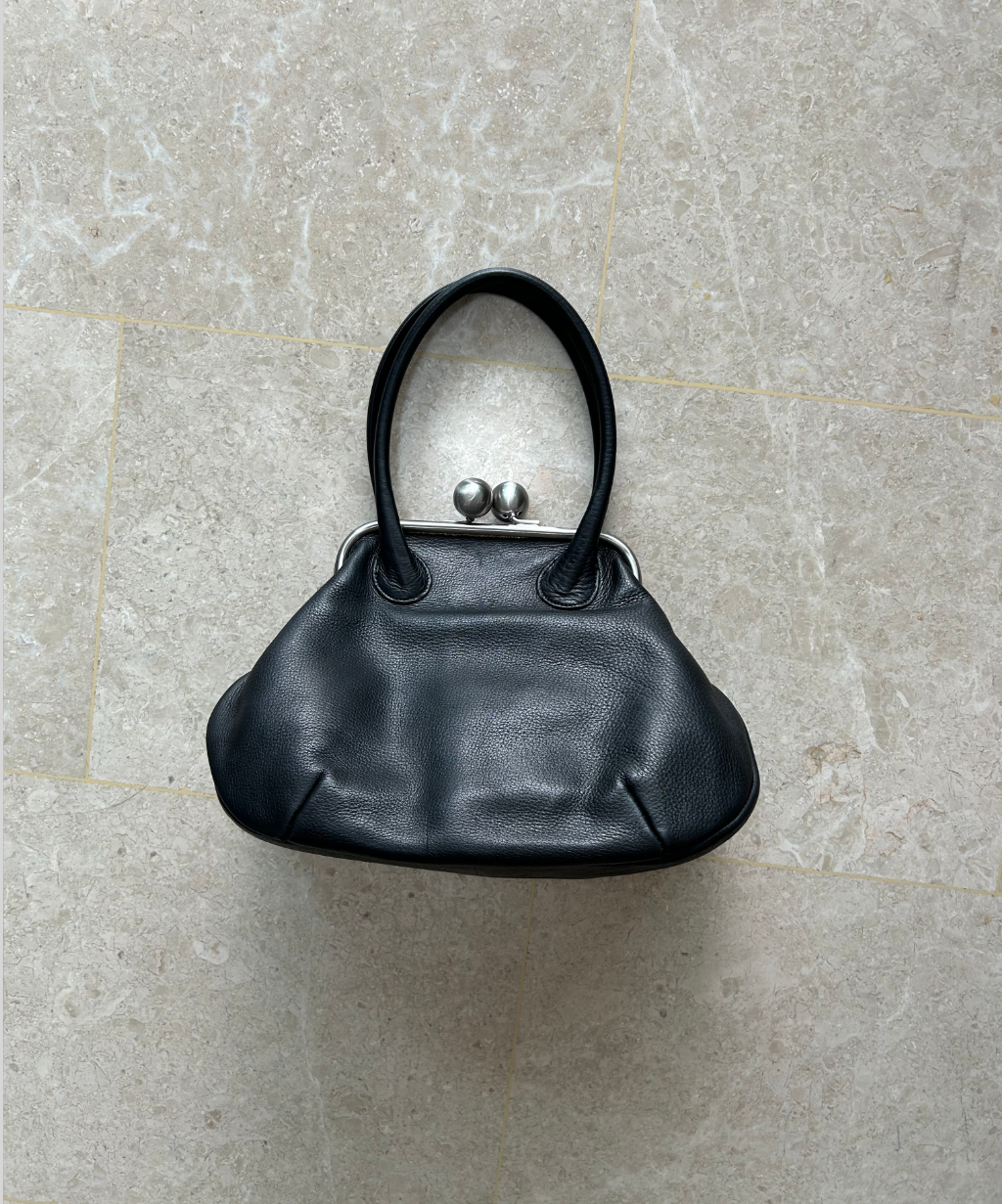 Michiamo Kiss Lock Leather Purse