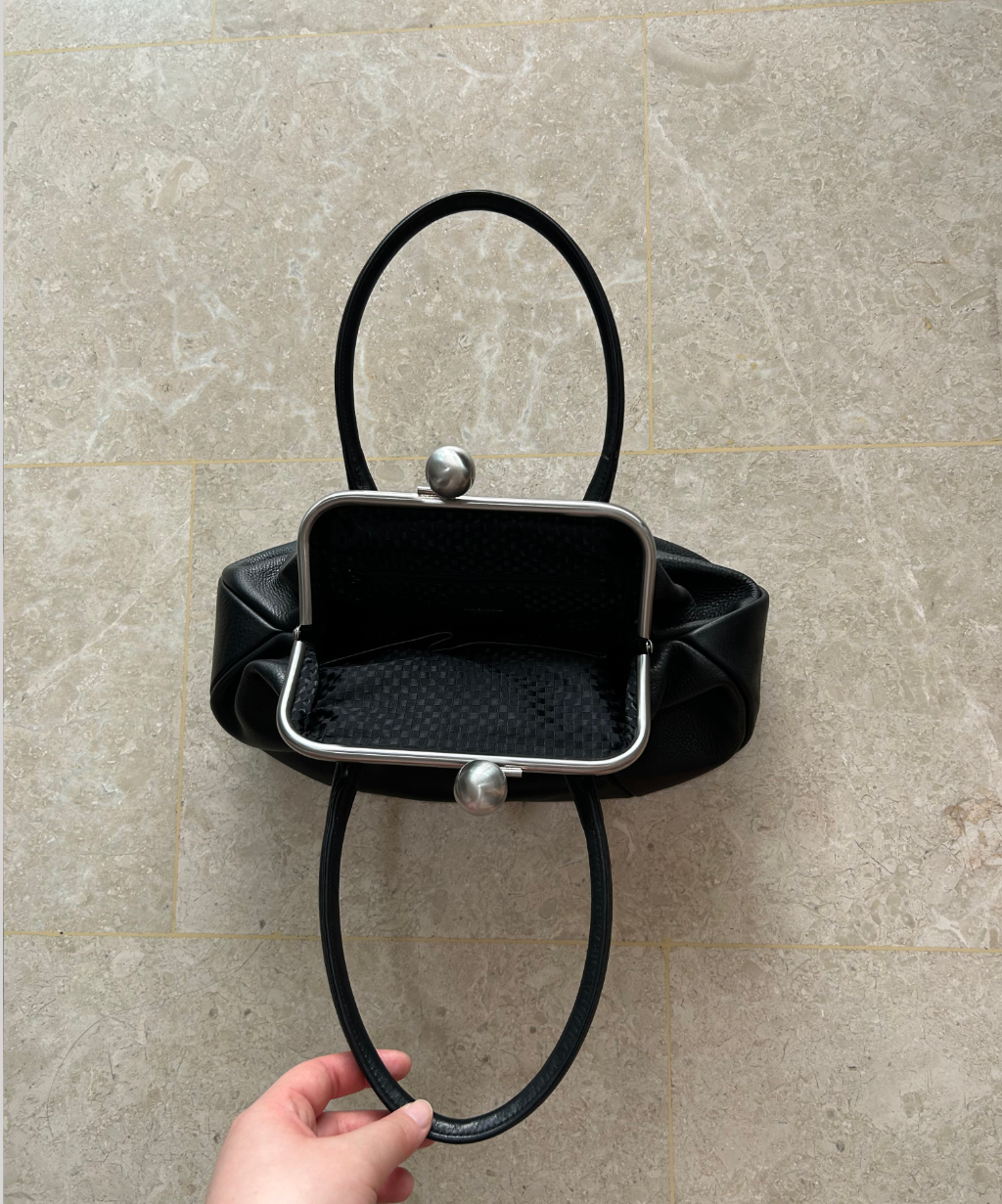 Michiamo Kiss Lock Leather Purse