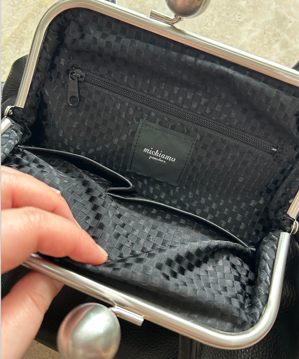 Michiamo Kiss Lock Leather Purse