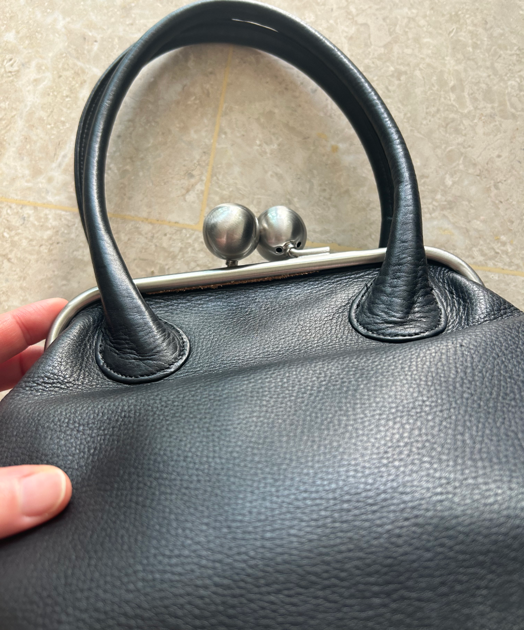 Michiamo Kiss Lock Leather Purse