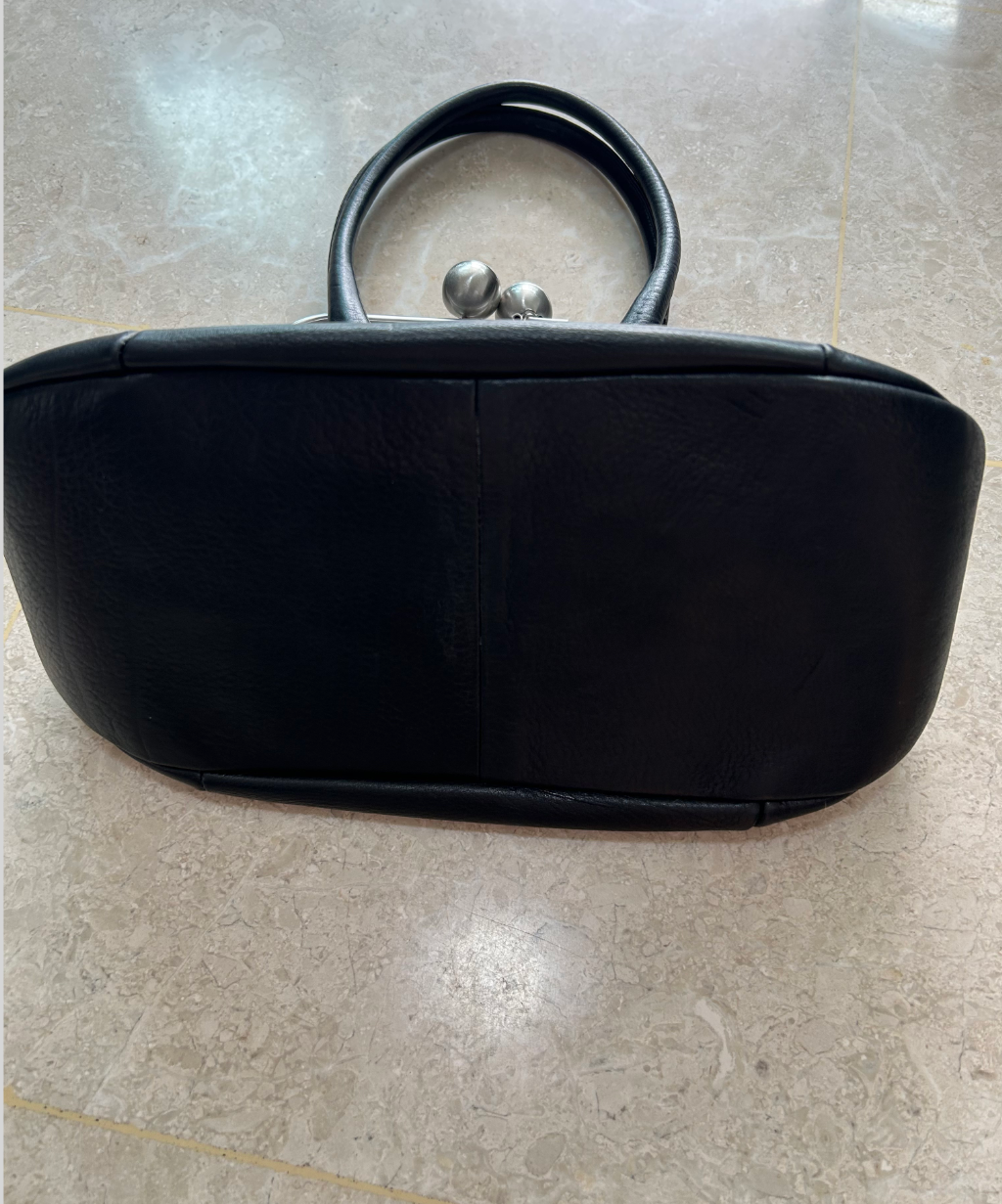 Michiamo Kiss Lock Leather Purse