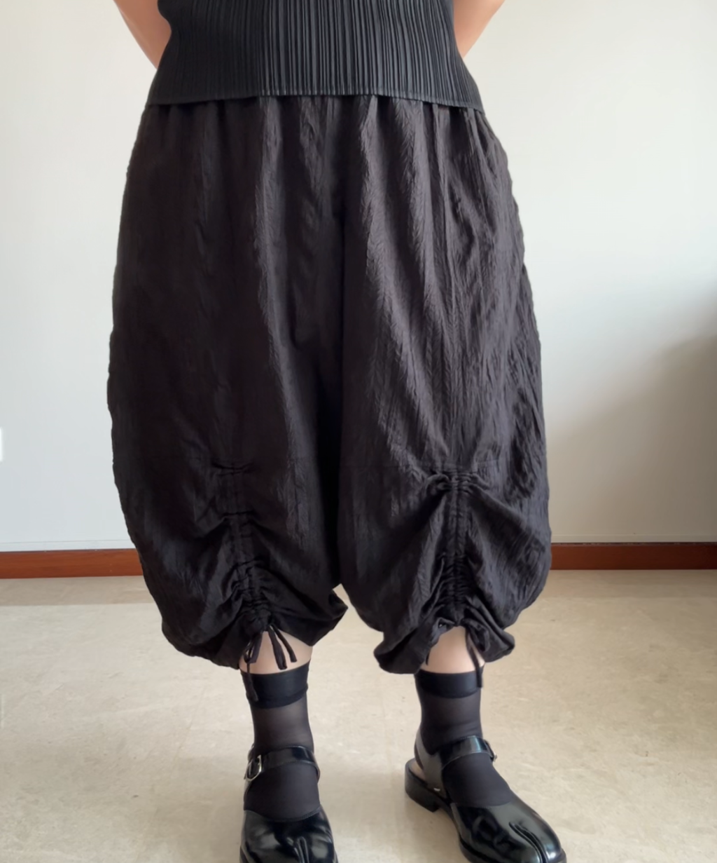 Moyuru Crinkled Texture Shirred Balloon Pants