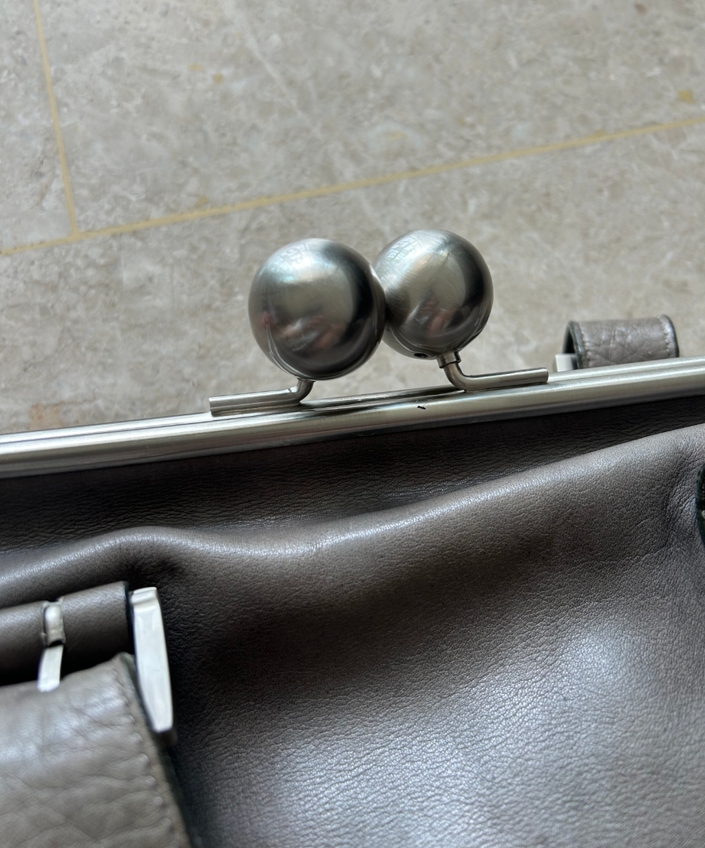 Kawa-Kawa Kiss Lock Clasp Grey Shoulder Bag
